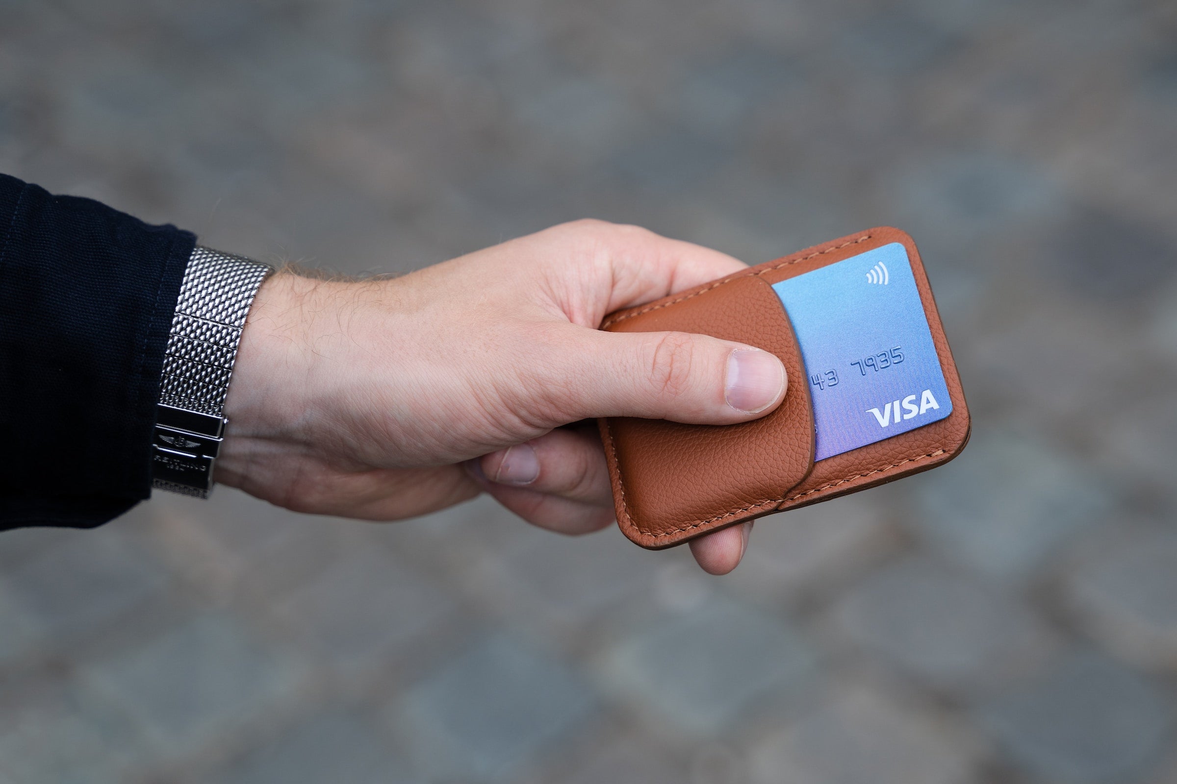 porte carte luxe brun tenu en main